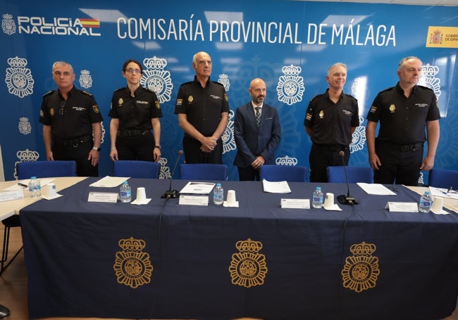 Mandos de la Comisaría Provincial y de la investigación, junto al subdelegado del Gobierno, Javier Salas.