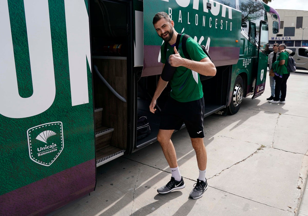 David Kravish se sube al autobús del Unicaja camino del aeropuerto.