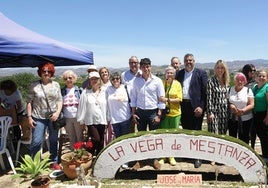 Socialistas con las vecinas y vecinos de Vega Mestanza.