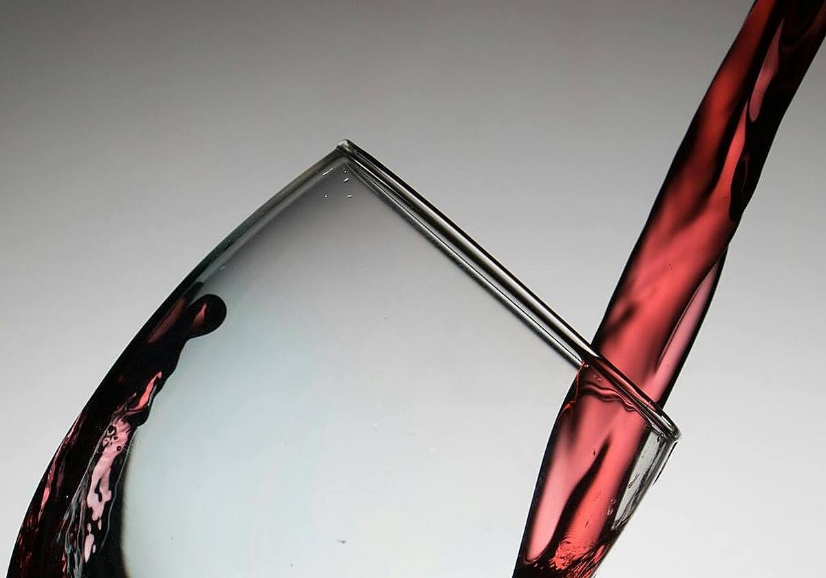 Una botella de vino cuidadosamente seleccionada puede ser una de las mejores opciones de regalo.