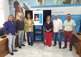 La concejala, junto a los representantes de la Peña 'El Piyayo'.