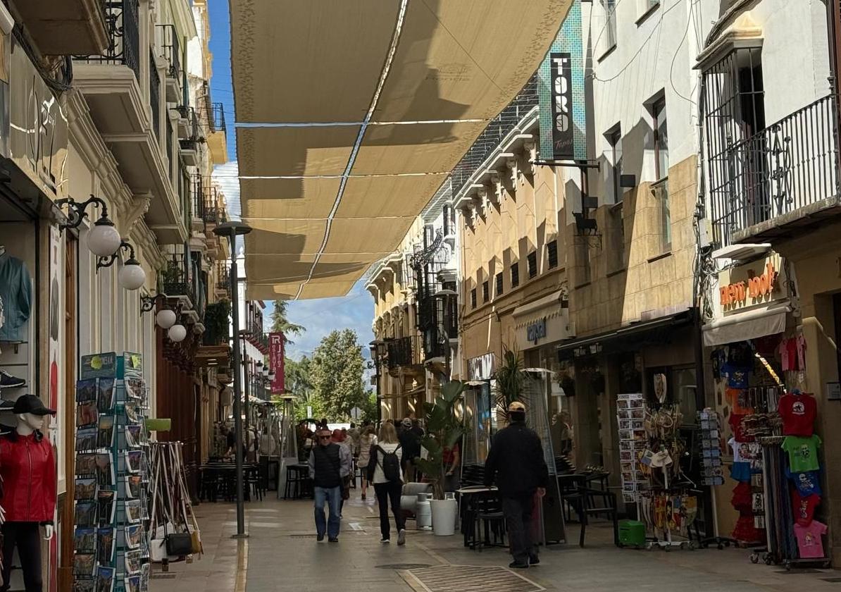 Ronda vuelve a instalar toldos que generen sombra en la calle La Bola
