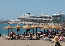 Turistas y residentes disfrutan de la playa en Málaga.