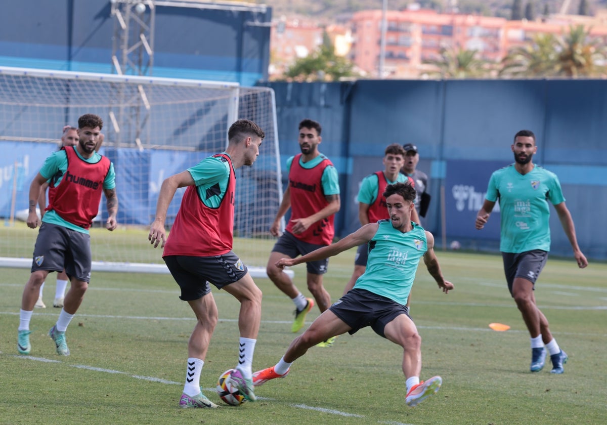 Jugadores del Málaga durante el entrenamiento de ayer en el Anexo.