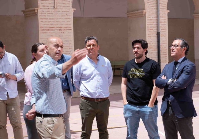 Miguel Briones durante la visita al instituto.