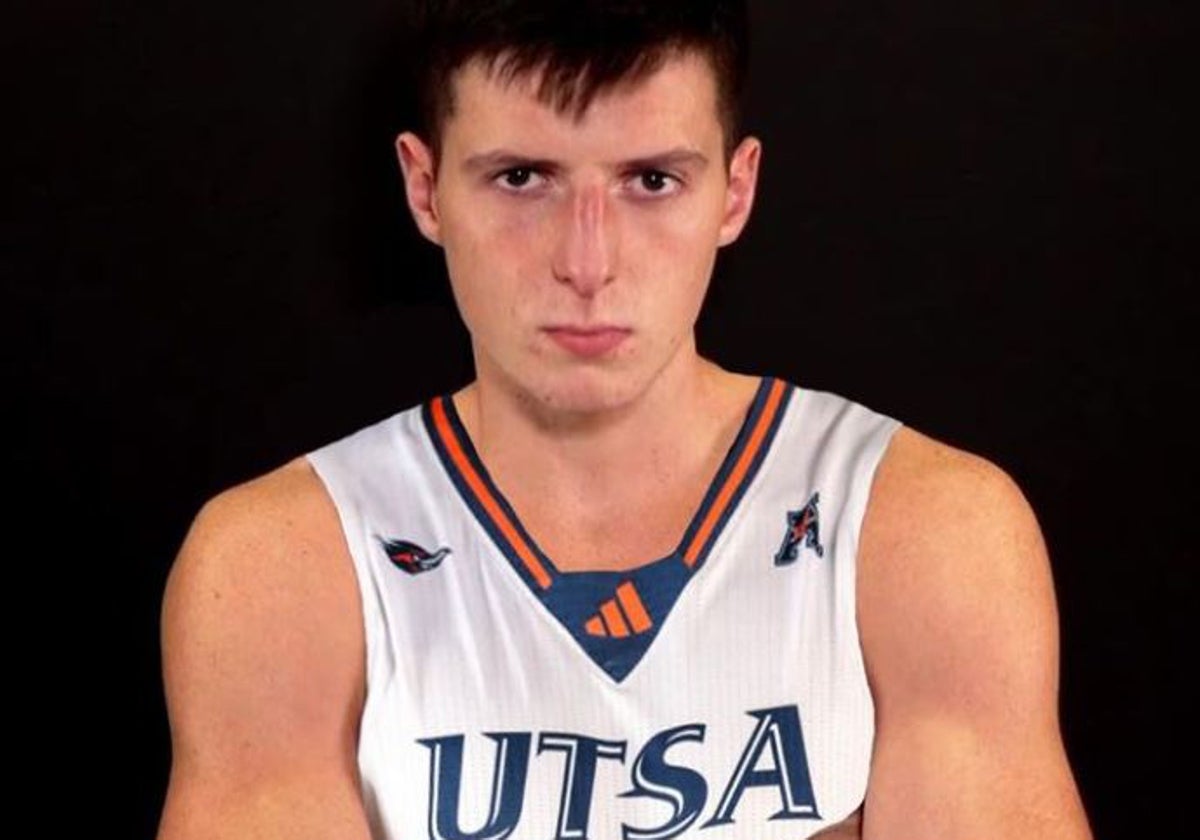 Jesús Carralero posa con la camiseta de la Universidad de Texas San Antonio.