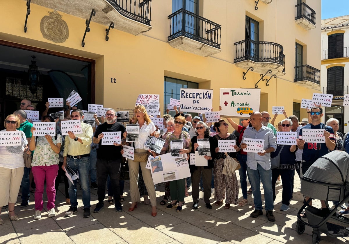 Los vecinos, este martes concentrados a las puertas del Ayuntamiento veleño.