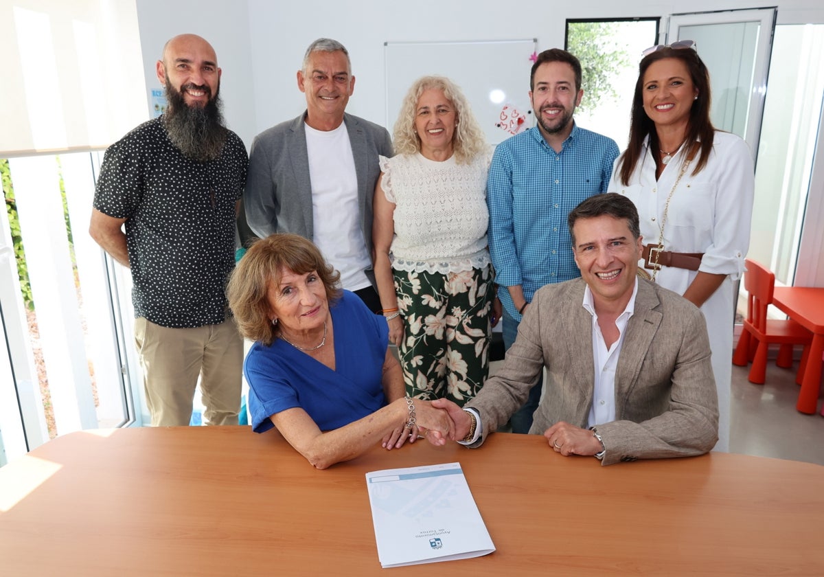 Acto de firma del acuerdo entre Gloria Matutano y Óscar Medina, en la sede del colectivo.