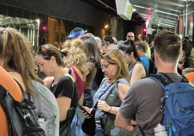 Aglomeración de viajeros para subir al Cercanías en María Zambrano, hoy.