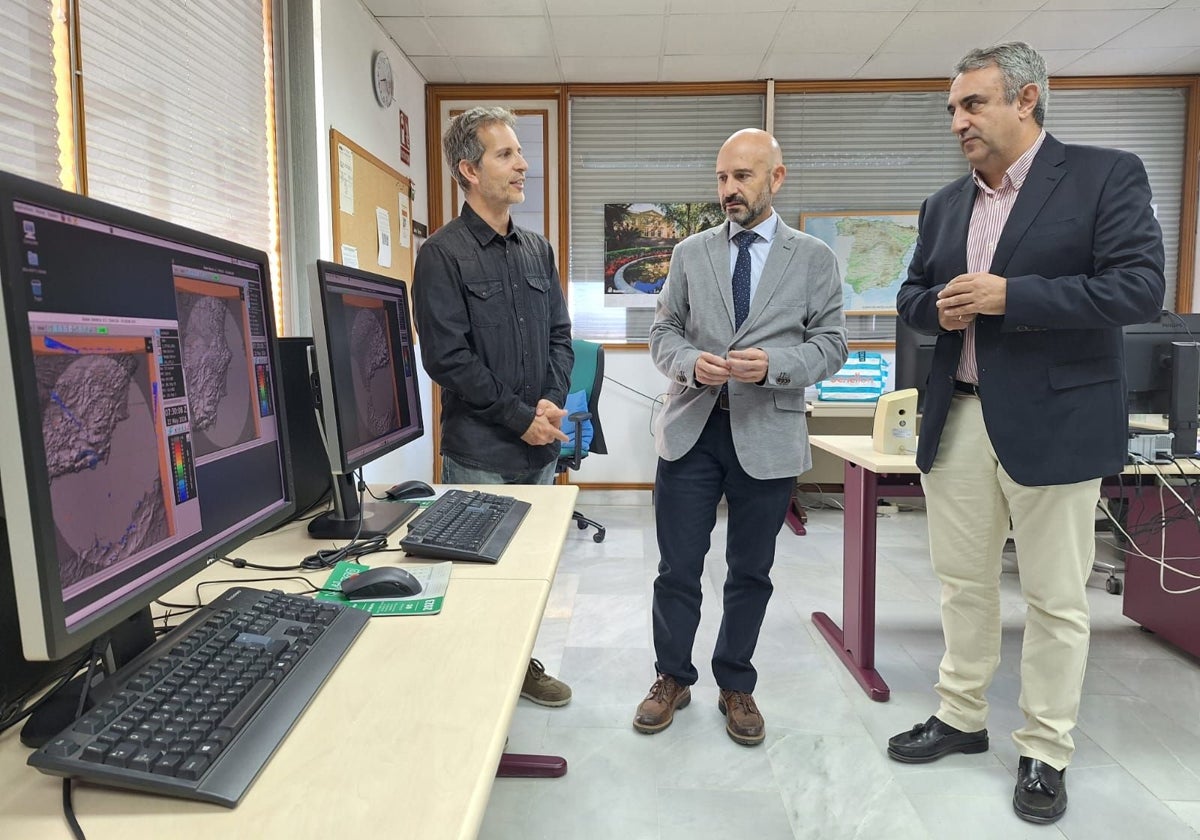 El subdelegado del Gobierno en Málaga, Javier Salas, visita el Centro Meteorológico, junto con el director del mismo, Jesús Riesco, y realiza una visita a las instalaciones.