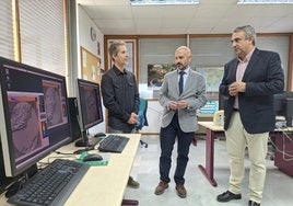 El subdelegado del Gobierno en Málaga, Javier Salas, visita el Centro Meteorológico, junto con el director del mismo, Jesús Riesco, y realiza una visita a las instalaciones.