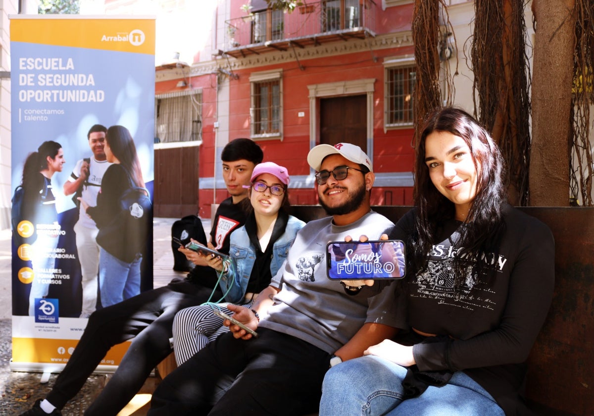 José Manuel (a la izquierda), junto a dos compañeras de la Escuela de Segunda Oportunidad.