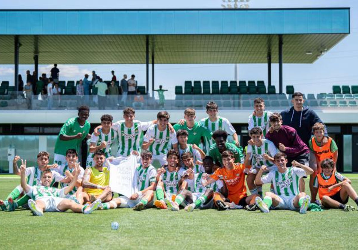 El equipo de juveniles del Betis celebra su pase a la fase final de la Copa de Campeones.