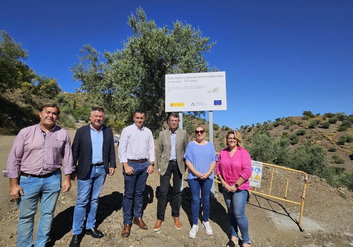 Ediles y responsables de la Junta, en uno de los caminos rurales en los que se ha actuado.