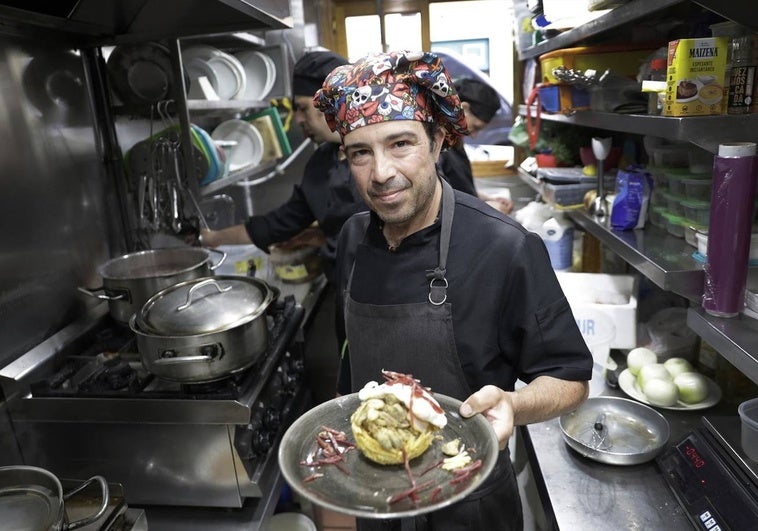 Marcos Zorrilla, en la cocina, y su hermano Víctor regentan el local.