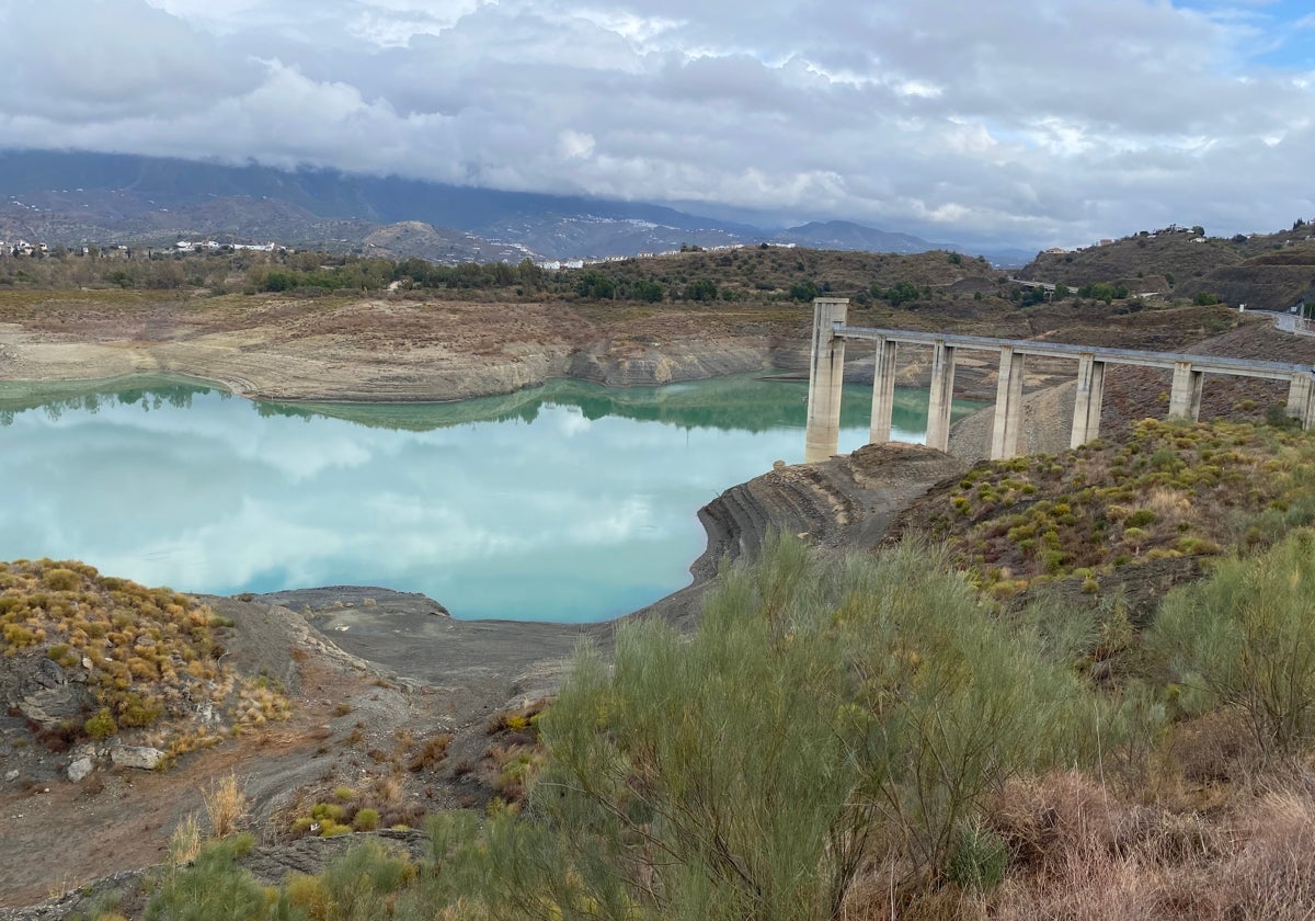 El embalse de La Viñuela almacena 31,3 hectómetros cúbicos, el doble que hace un año.