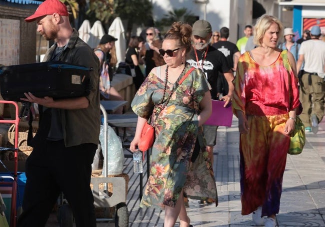La actrices Katja Küttner y Laura Malmivaara, rodando en la Malagueta.