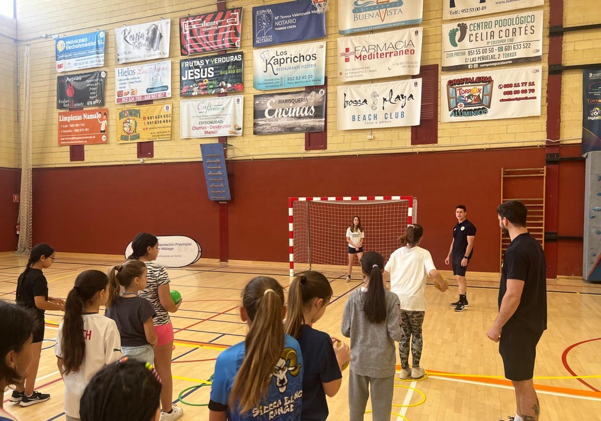 Un momento de este taller de iniciación al balonmano.