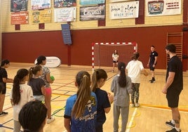 Un momento de este taller de iniciación al balonmano.