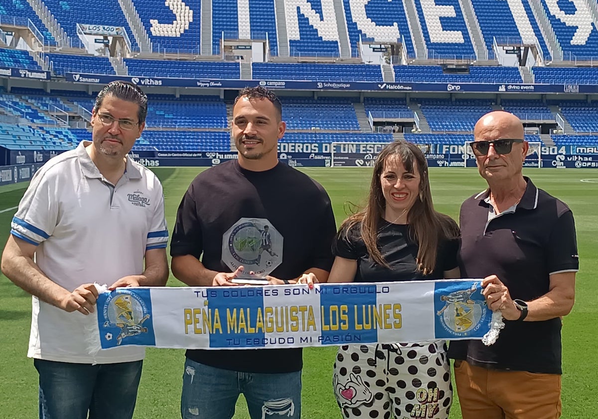 Alfonso Herrero recibe el trofeo al mejor jugador por la Peña Malaguista Los Lunes