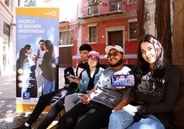 José Manuel (a la izquierda), junto a dos compañeras de la Escuela de Segunda Oportunidad.