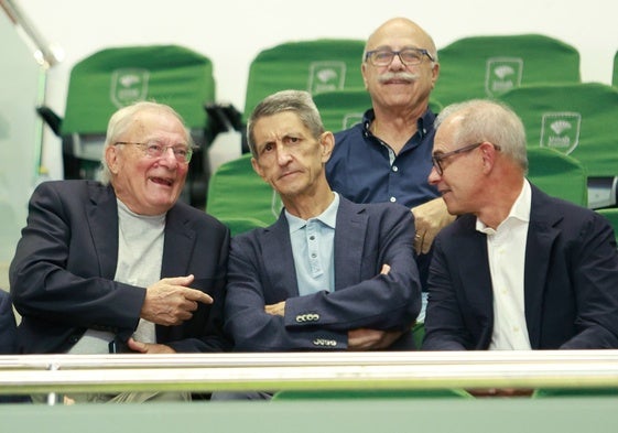 Manuel Azuaga, expresidente de Unicaja, junto a José Manuel Domínguez, presidente de la Fundación, e Isidro Rubiales, presidente de Unicaja Banco; detrás, el expresidente Eduardo García.