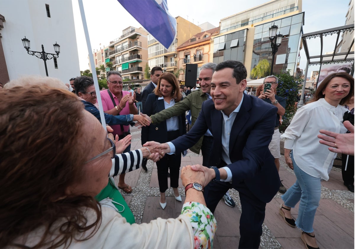 Moreno, a su llegada, a la plaza de la Constitución de Fuengirola, esta tarde.