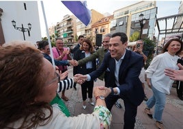 Moreno, a su llegada, a la plaza de la Constitución de Fuengirola, esta tarde.