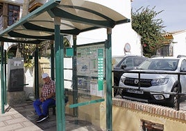 Un usuario espera para coger el autobús en una de las paradas de la Cala del Moral.