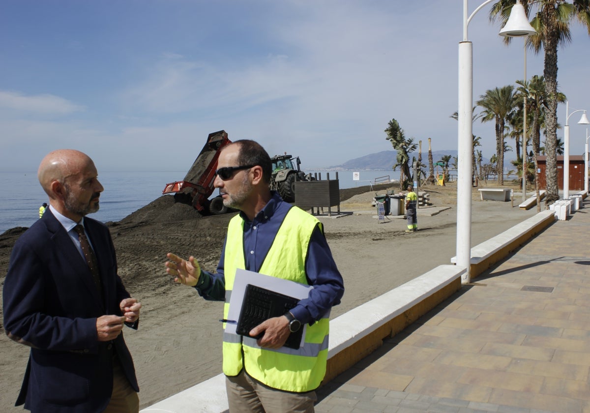 El subdelegado del Gobierno, Javier Salas, con un técnico, tras la visita a las obras que ejecuta el Estado en la playa de la Cala del Moral, en Rincón de la Victoria.