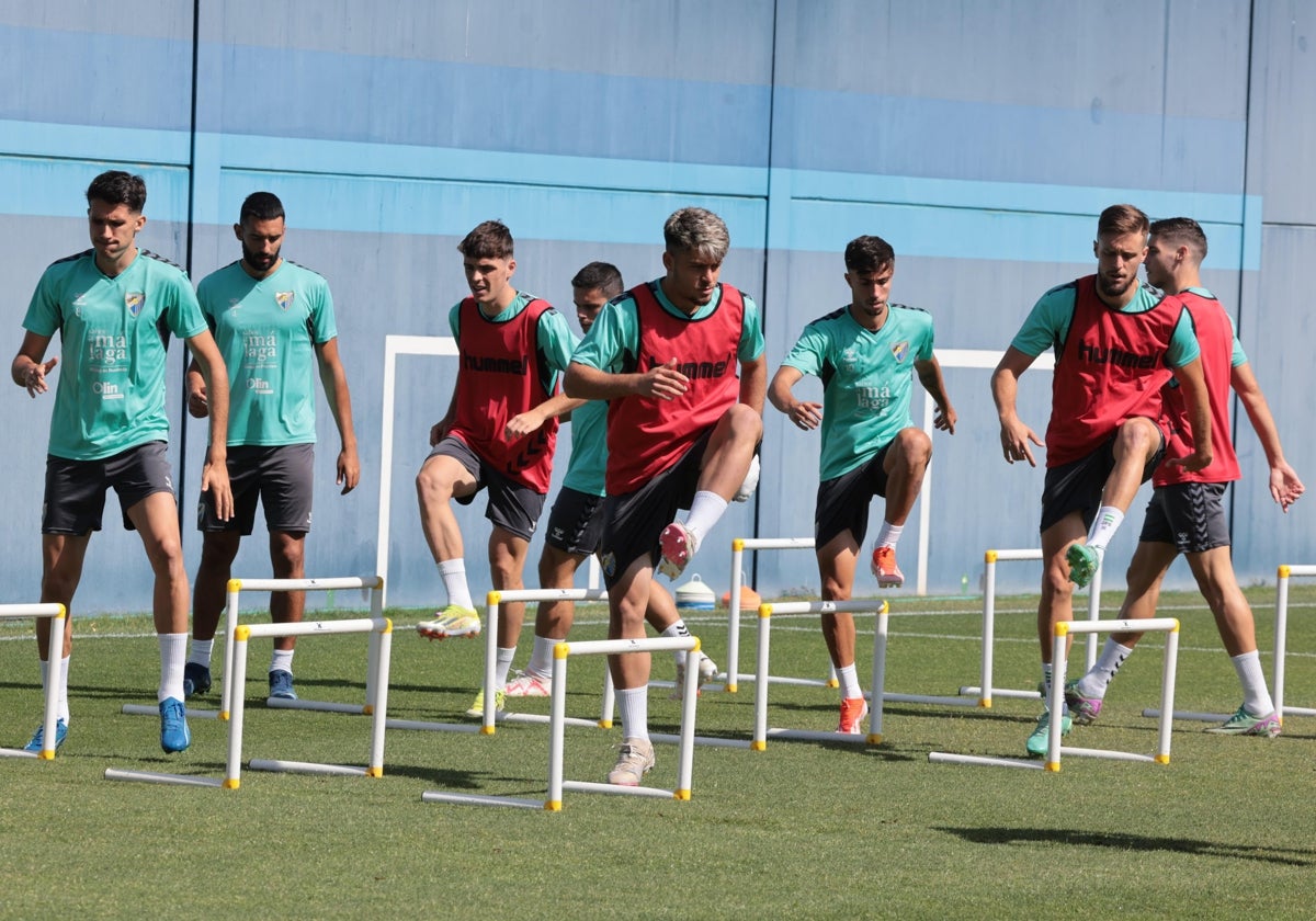 Jugadores del Málaga durante un entrenamiento de esta semana.