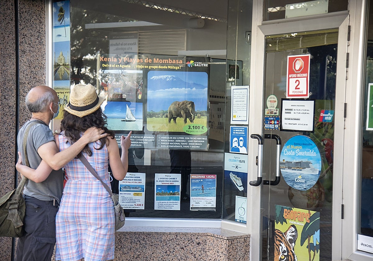 Una pareja consulta alternativas de viaje.