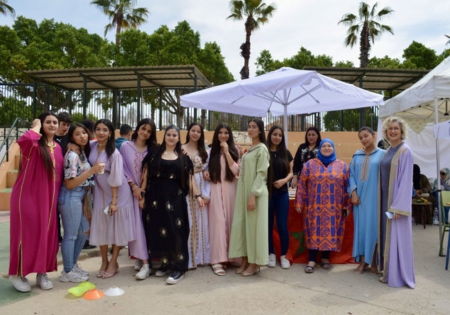 Estudiantes de Marruecos junto a la directora del centro, Conchi Navarro en la Feria de las Culturas.