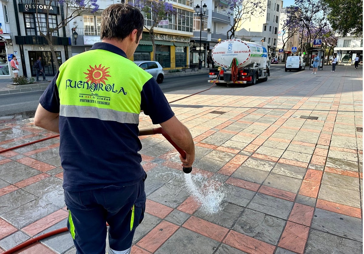 Operarios del Ayuntamiento de Fuengirola baldean las calles.