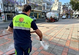 Operarios del Ayuntamiento de Fuengirola baldean las calles.