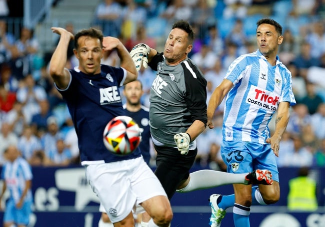 Marchena, Calatayud y Weligton, en un lance al final del partido.