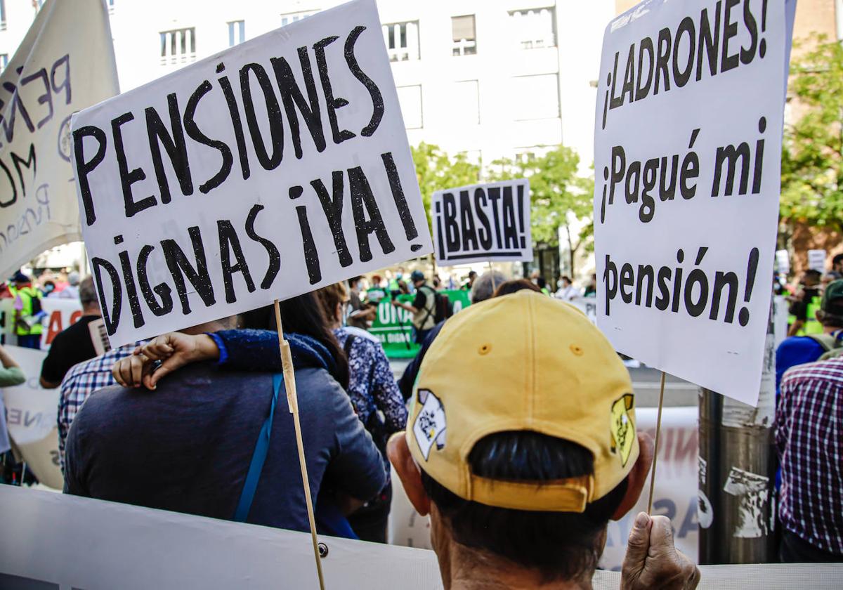 La pensión que cobran los funcionarios es mil euros más alta que la del resto de pensionistas