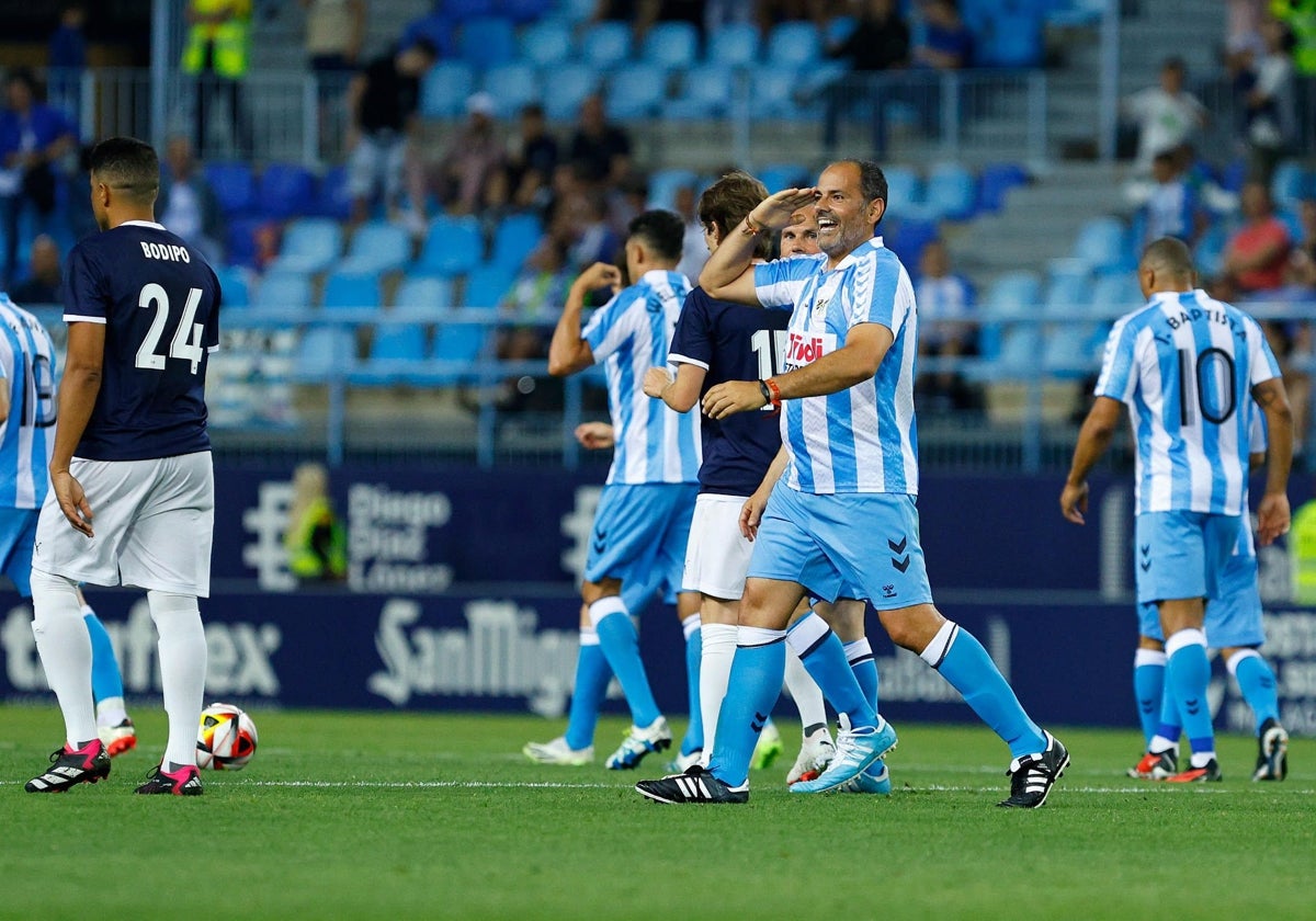 Salva saluda tras conseguir el gol del empate, el último del partido.