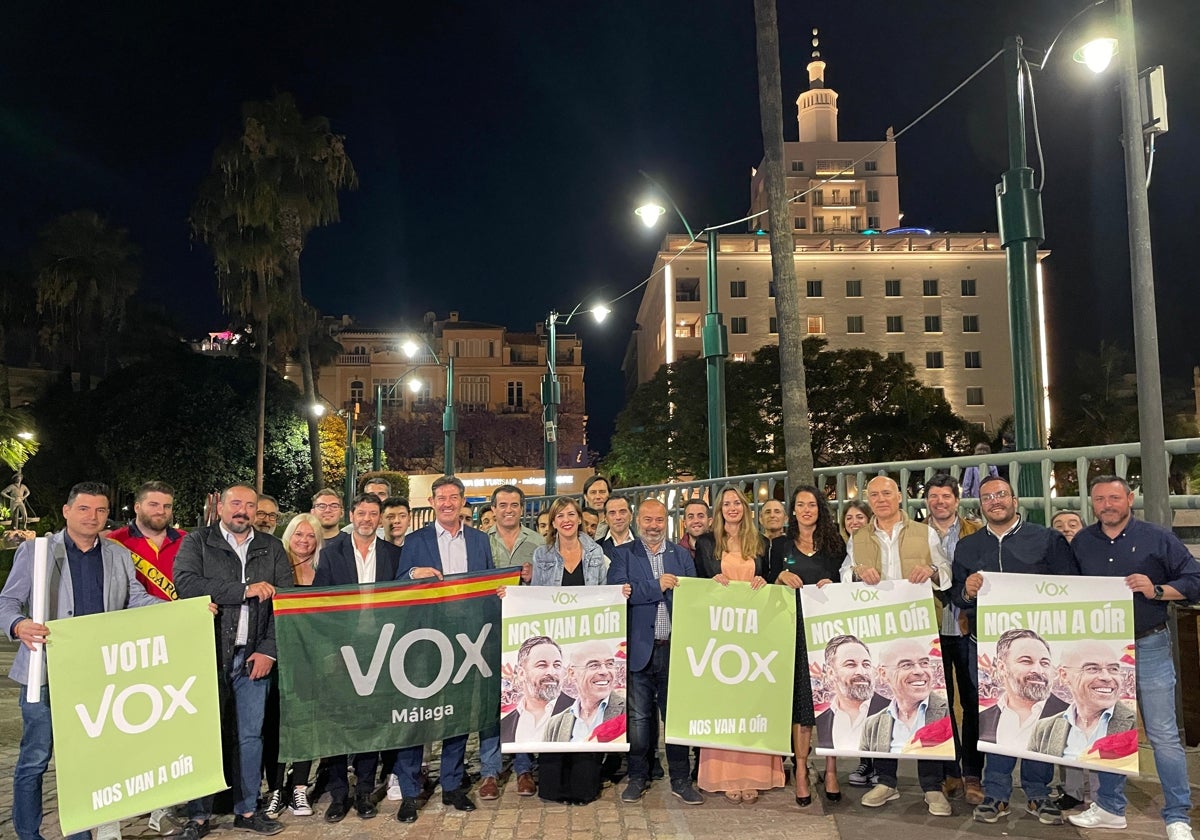 Patricia Rueda junto a dirigentes y cargos de Vox, esta noche en la plaza de la Marina.