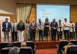 Los premiados, junto a directivos de la UMA y de Alumni.