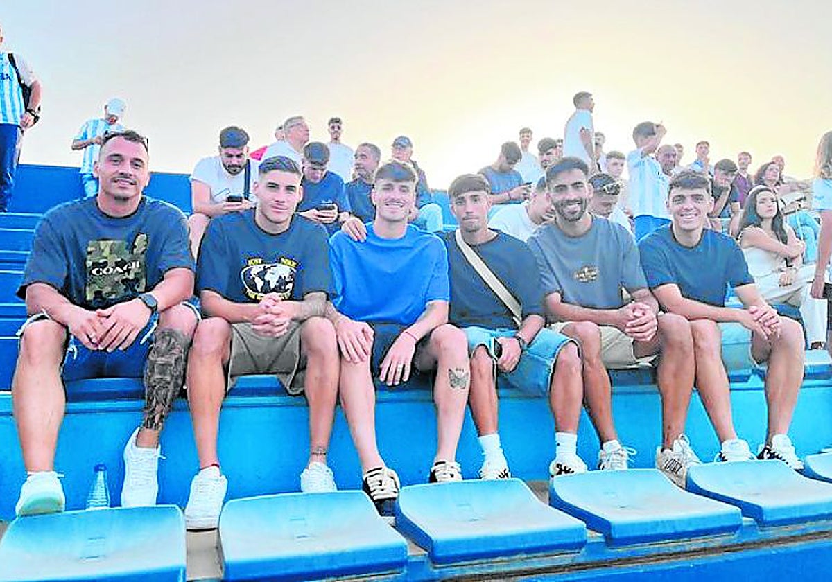 Alfonso Herrero, Roberto, Murillo, Larrubia, Juande y Gabilondo, este domingo en la grada del campo de la Federación siguiendo el duelo del filial blanquiazul.