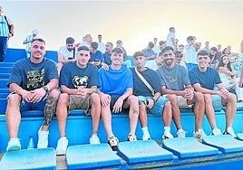 Alfonso Herrero, Roberto, Murillo, Larrubia, Juande y Gabilondo, este domingo en la grada del campo de la Federación siguiendo el duelo del filial blanquiazul.