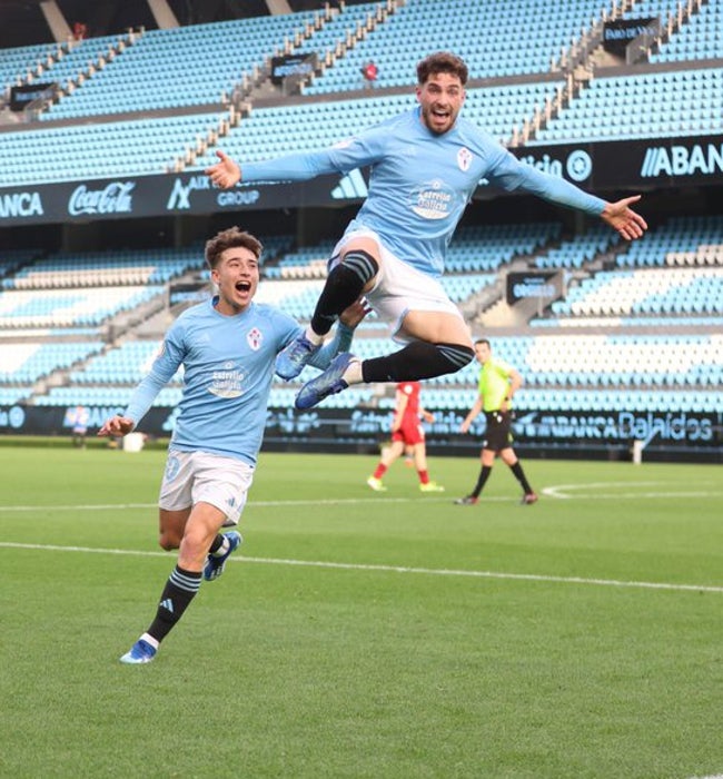 Javi Rueda celebra un gol con el Celta B.