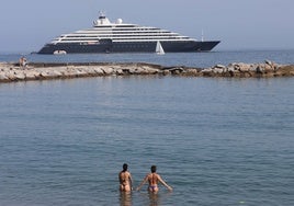 El crucero Scenic Eclipse, esta mañana, frente a Puerto Banús.