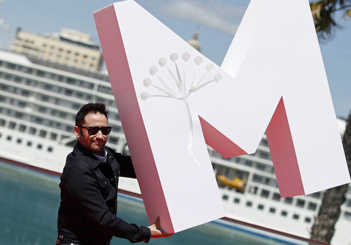 J. A. Bayona, con la 'M' del Festival de Málaga, cuando fue premiado en la edición de 2018.