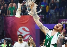 Balcerowski ayuda a cortar las redes tras la final de la Euroliga entre el Panathinaikos y el Real Madrid.