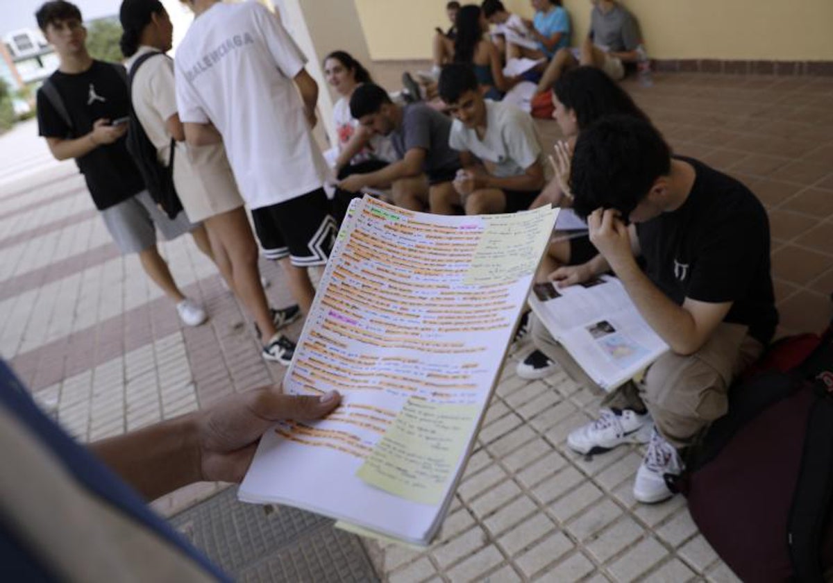 Estudiantes dan un último repaso a los temas antes del examen de selectividad, en una imagen de archivo.