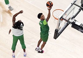 Carter se escapa de la defensa de Perry para anotar una bandeja mientras sonríe.