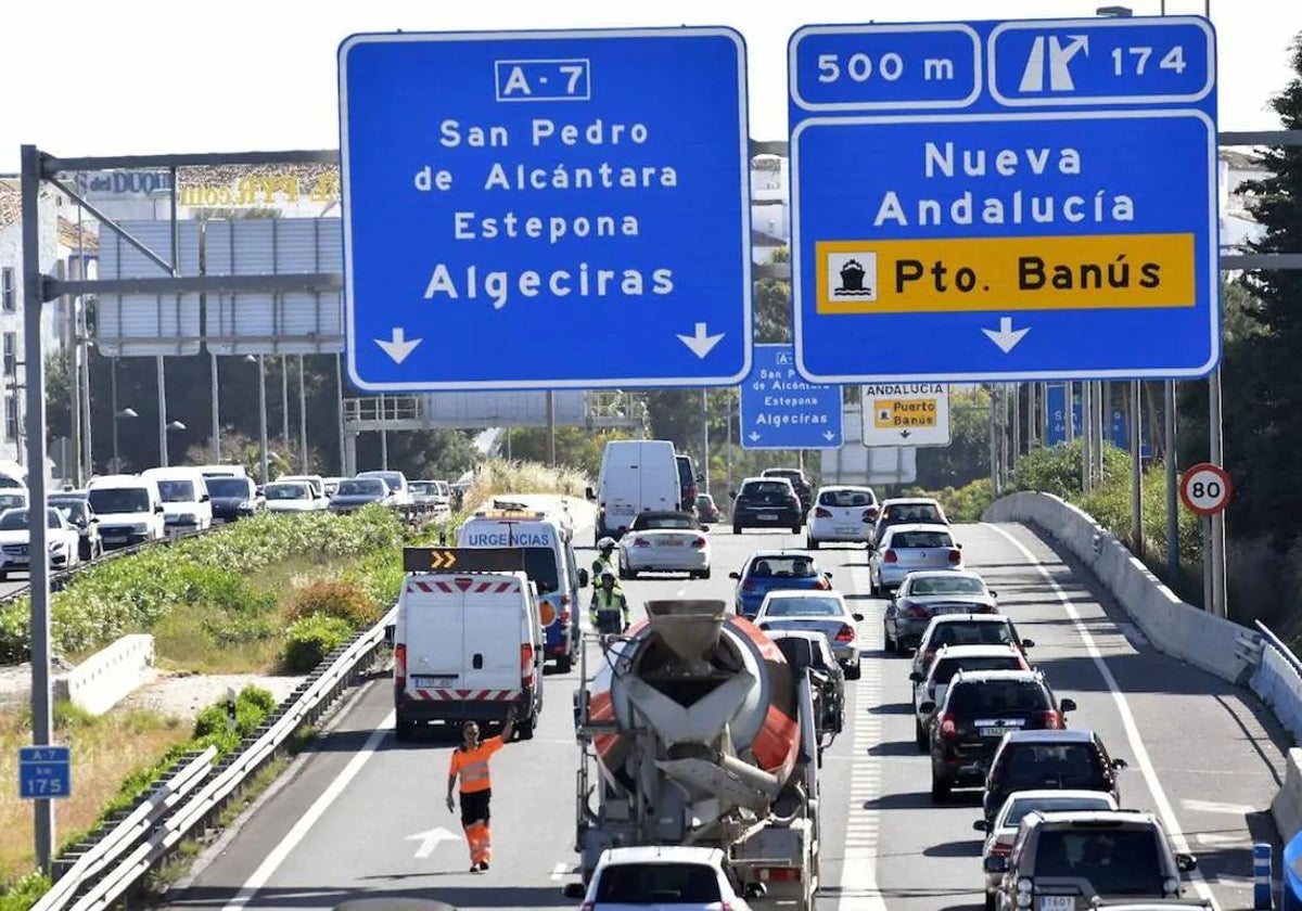 Un accidente provoca caravanas en la autovía de la Costa, una imagen habitual.