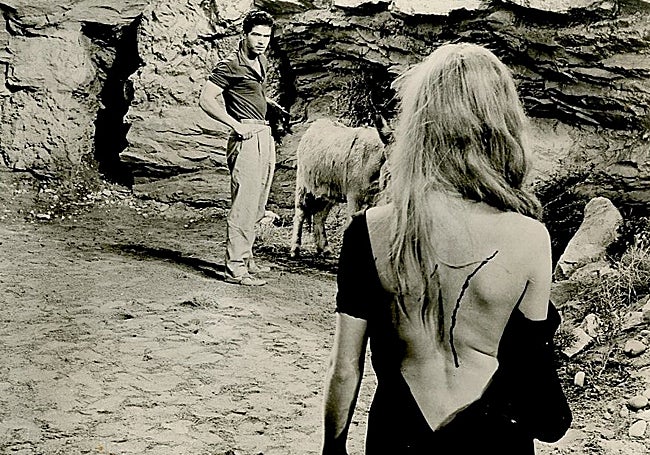 Brigitte Bardot y Stephen Boyd, en el rodaje en Benalmádena de 'Los joyeros del claro de luna'.